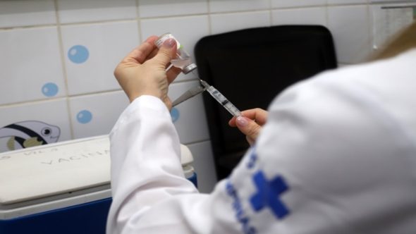 Aplicação da vacina contra dengue em Campinas para profissionais de saúde e público de 59 anos.