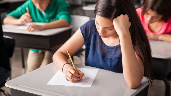 Estudantes realizando simulado presencial da Unicamp para preparação e treino da primeira fase do vestibular.