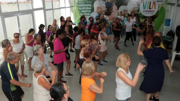 Fachada da Vila Criativa Encruzilhada em Santos durante celebração de quatro anos com programação gratuita.