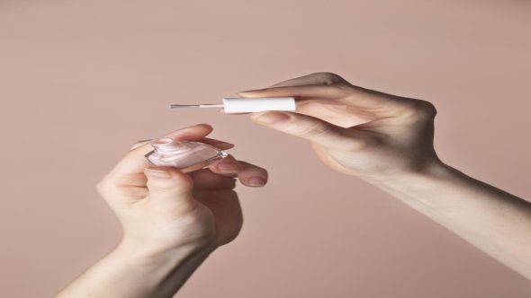Frascos de esmalte coloridos em destaque para orientar o descarte correto de resíduos e preservação do meio ambiente.